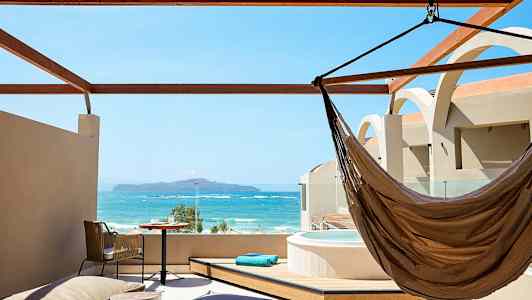 Takterrasse med utsikt over havet, inkluderer hengekøye, bord og jacuzzi. (AI-generert tekst)