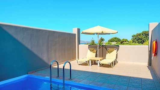 Privat utendørsbasseng med solsenger og parasoll ved siden av. (AI-generert tekst)