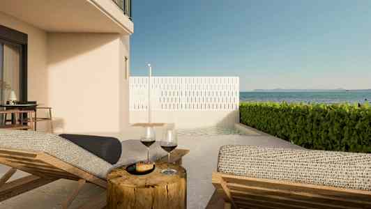 Bilde av en terrasse med solsenger, et bord med vinglass og utsikt over havet. (AI-generert tekst)