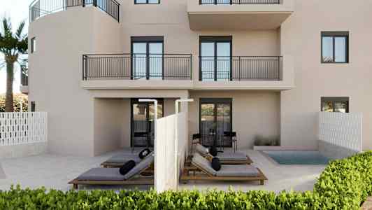 Bilde av en moderne bygning med balkonger. Foran finnes en privat uteplass med solsenger og et lite basseng. (AI-generert tekst)