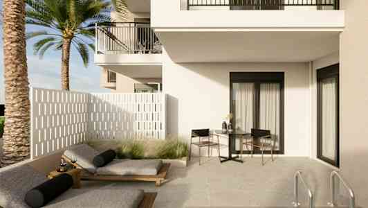 En lys uteplass med solsenger, et bord og stoler ved siden av et hus samt et basseng. (AI-generert tekst)