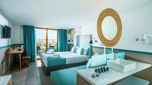 Moderne hotellrom med dobbeltseng, speil og diskret innredning. (AI-generert tekst)