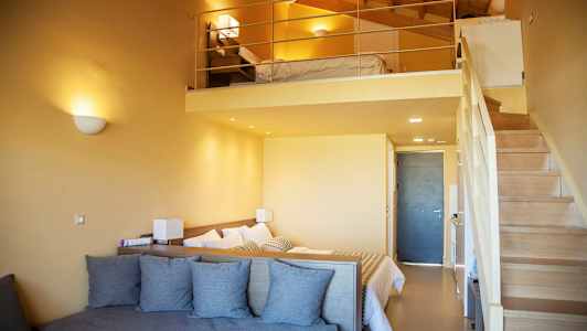 Rom med to soveplasser og en trapp til hems. (AI-generert tekst)