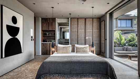 Moderne soverom med stor seng og åpen glassfasade som vender mot uteplass. (AI-generert tekst)