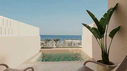 En terrasse med et lite basseng, to stoler med vinglass, en potteplante og utsikt over havet. (AI-generert tekst)