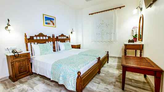 Et soverom med to enkeltsenger, treinnredning og dekorerte hodegavler. (AI-generert tekst)