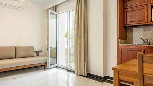 Moderne innredet leilighet med åpen balkongdør. (AI-generert tekst)