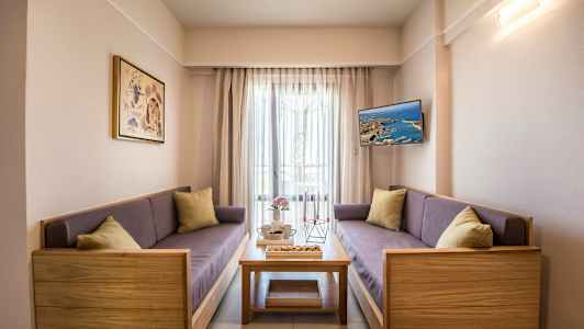 Et stue med to sofaer, et salongbord og en veggmontert TV. (AI-generert tekst)