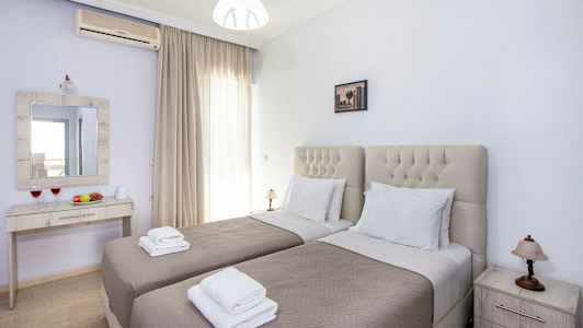 To enkeltsenger i et soverom med en speilkommode og nattbord. (AI-generert tekst)