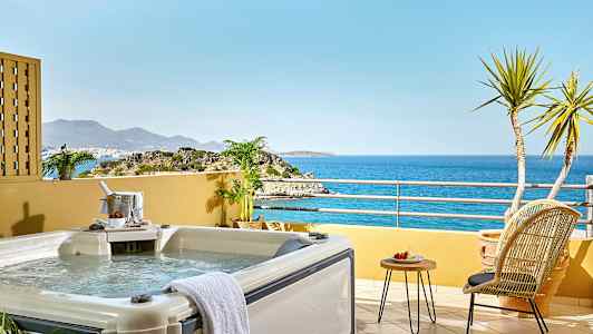 Et boblebad på en terrasse med utsikt over havet. (AI-generert tekst)