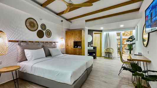 Moderne hotellrom med dobbeltseng, tretak og sittemøbler. (AI-generert tekst)