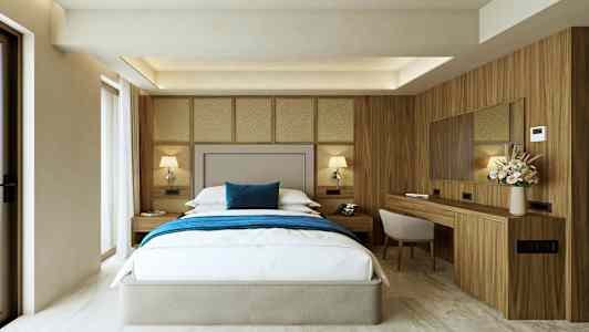 Et moderne innredet hotellrom med en stor seng, tredetaljer, et blått teppe og dekorative elementer som en vase med blomster. (AI-generert tekst)