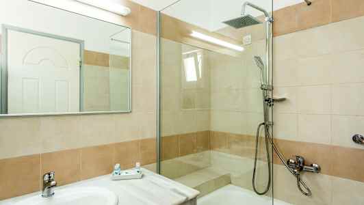 Et bad med dusj og servant. (AI-generert tekst)