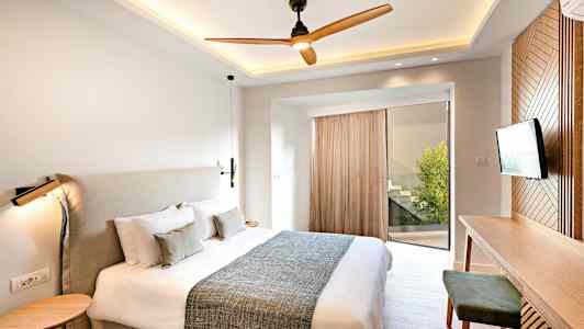 Et moderne soverom med en stor seng, et skrivebord og en TV. (AI-generert tekst)