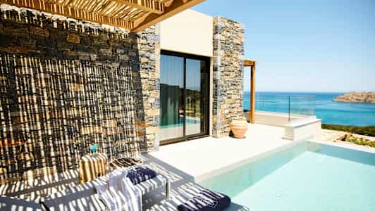 Terrasse med basseng og utsikt over havet. (AI-generert tekst)