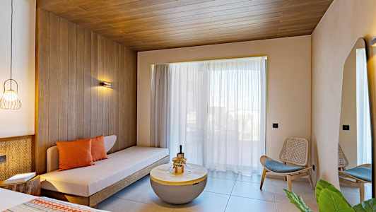 Et moderne hotellrom med sofa, trepaneler, store glassvinduer og stilig interiør. (AI-generert tekst)