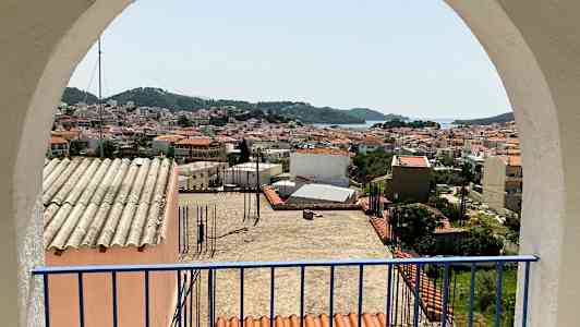 Utsikt over en kystby gjennom en bue. (AI-generert tekst)