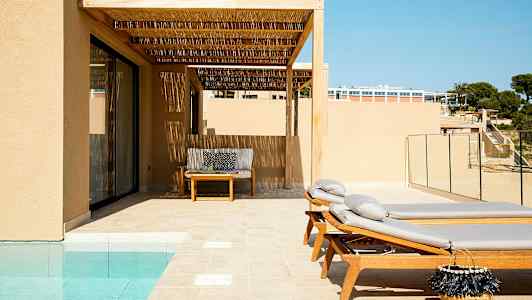 Solfylt terrasse med solsenger, bord og sittemøbler ved bassenget. (AI-generert tekst)