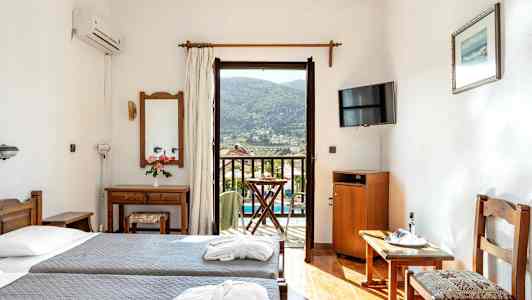 Hotellrom med to enkeltsenger, speil, TV og balkong med utsikt. (AI-generert tekst)