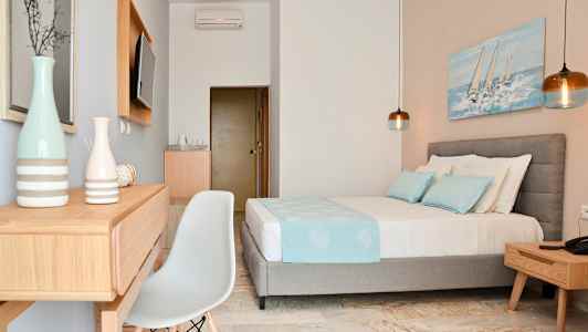 Et hotellrom med en moderne innredning, inkluderer en seng og møbler. (AI-generert tekst)