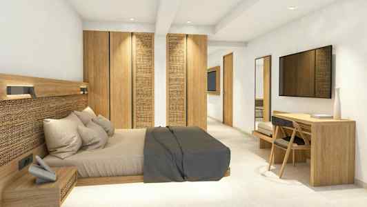 Et hotellrom med moderne innredning, dobbeltseng og tremøbler. (AI-generert tekst)