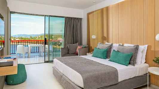 Hotellrom med balkong og utsikt over landskap. (AI-generert tekst)