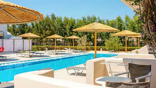 Bassengområde med solsenger og parasoller. (AI-generert tekst)