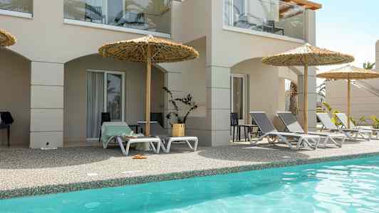 Solstoler og parasoller ved et basseng ved siden av beige bygning. (AI-generert tekst)
