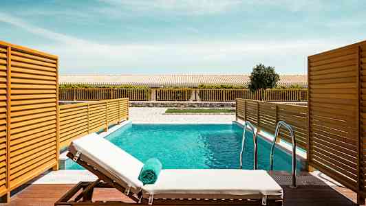 Privat bassengområde med solseng og håndkle. (AI-generert tekst)