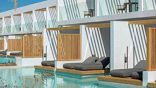 Solsenger ved et basseng med moderne bygninger i bakgrunnen. (AI-generert tekst)