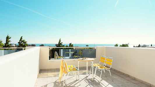 En terrasse med bord og stoler, utsikt mot havet og grøntområder. (AI-generert tekst)