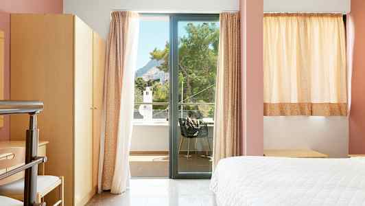 Hotellrom med vindu og balkongutsikt. (AI-generert tekst)