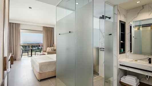 Moderne hotellrom med utsikt mot balkong. (AI-generert tekst)