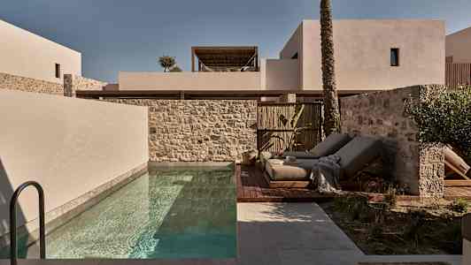 Moderne bygninger, basseng og solsenger utendørs. (AI-generert tekst)