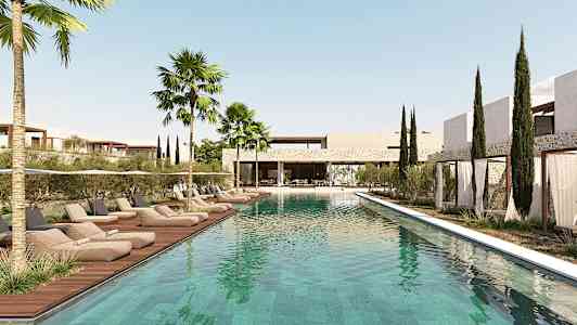 En stor basseng omgitt av solsenger og palmer på et hotellområde. (AI-generert tekst)