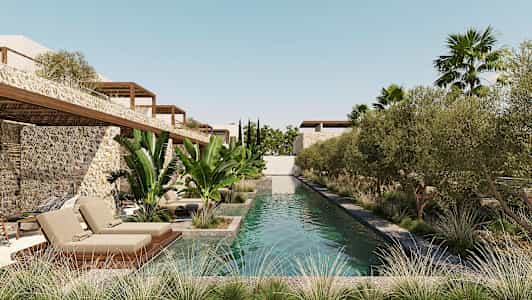 Et utendørs svømmebasseng omgitt av grøntområder og steinbygninger. (AI-generert tekst)