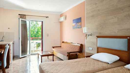 Hotellrom med to enkeltsenger, en sovesofa og utgang til en balkong. (AI-generert tekst)