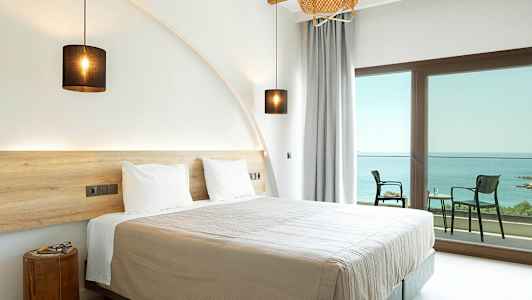 Dobbeltrom med havutsikt og balkong. (AI-generert tekst)