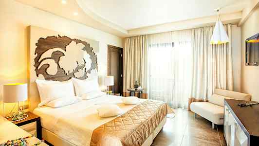 Et lyst og stilfullt hotellrom med en dobbeltseng. (AI-generert tekst)