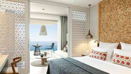 Moderne innredet hotellrom med utsikt over havet fra en møblert balkong. (AI-generert tekst)