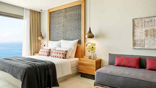 Moderne innredet hotellrom med havutsikt. (AI-generert tekst)