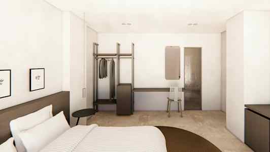 Et hotellrom med en seng, en åpen garderobe, et skrivebord med speil og en stol. (AI-generert tekst)