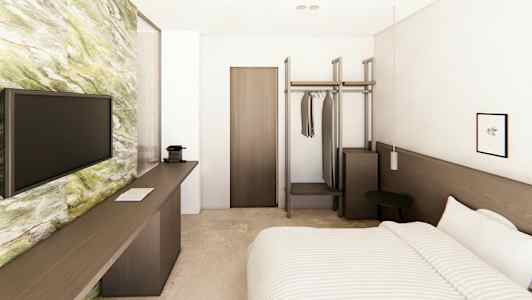 Velutstyrt hotellrom med en seng, TV, skrivebord og garderobeskap. (AI-generert tekst)