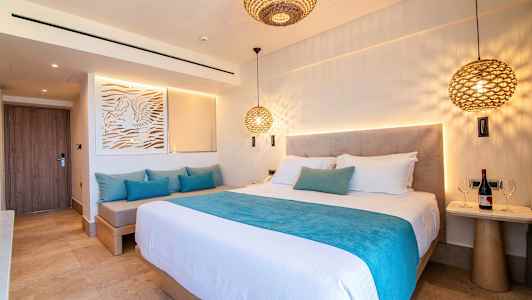 Hotellrom med dobbeltseng og sittemøbler. (AI-generert tekst)