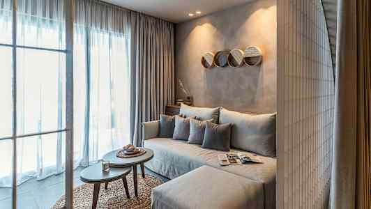 Moderne stue med sofa og sofabord. (AI-generert tekst)