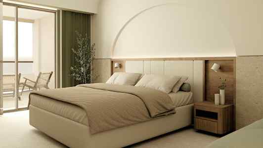 Et hotellrom med en stor seng, nattbord og balkong. (AI-generert tekst)