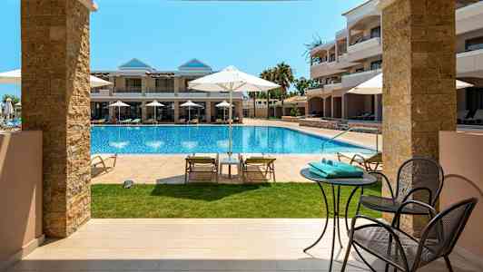 Bilde av et hotellbasseng med solsenger og parasoller, sett fra en terrasse med bord og stoler. (AI-generert tekst)