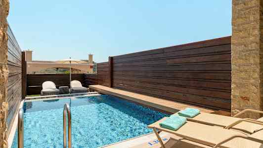 Privat svømmebasseng med solsenger og parasoll. (AI-generert tekst)