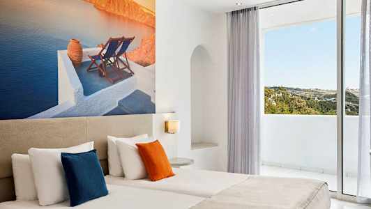 Hotellrom med dobbeltseng og detaljer i hvit og beige fargestil. (AI-generert tekst)