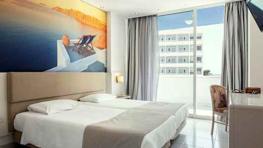 Hotellrom med dobbeltseng, stort veggbilde av kystlandskap og balkong med utsikt. (AI-generert tekst)